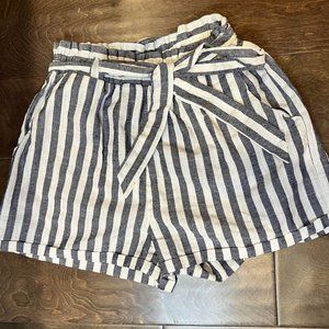 White and Grey Striped High Waisted Shorts w/ Side Bow - Size Small